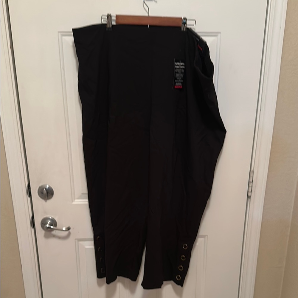 Avenue Black Ankle Cropped Pants with Relaxed Fit